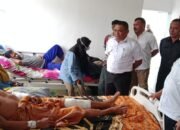 Pj Bupati Muna Barat Besuk Dua Warganya yang Dirawat Intensif di RSUD