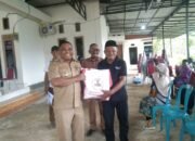 Pj Bupati Muna Barat Serahkan Bantuan Sembako dari Presiden kepada Warga Kurang Mampu