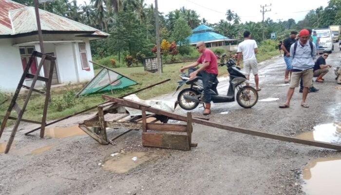 Bosan Terima Janji, Warga Tutup Ruas Jalan Provinsi di Tinanggea