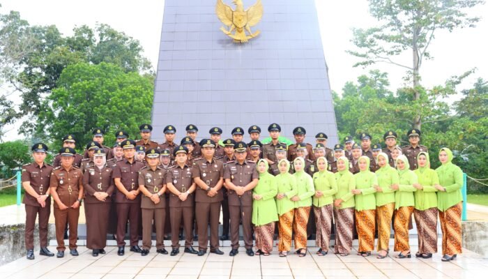 Peringati HBA ke-64, Kejari Konawe Selatan Ziarah di Taman Makam Pahlawan Watubangga