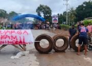 Akibat Jalan Berlubang dan Sering Memakan Korban Jiwa, Warga Desa Rambu-Rambu Jaya Blokir Jalan Provinsi