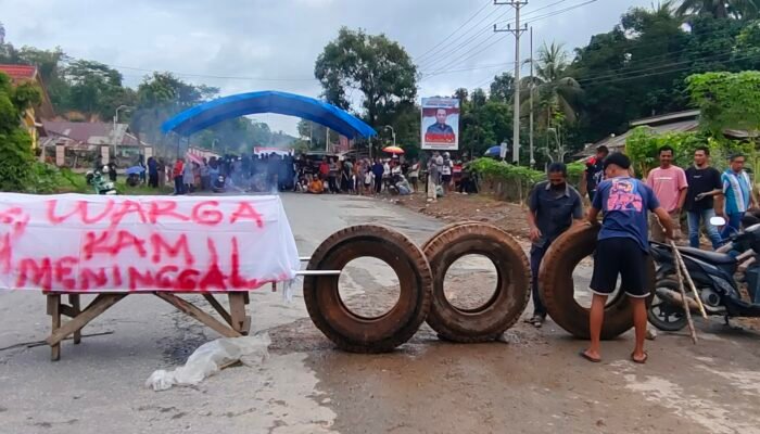 Akibat Jalan Berlubang dan Sering Memakan Korban Jiwa, Warga Desa Rambu-Rambu Jaya Blokir Jalan Provinsi