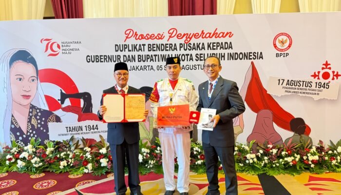 Bupati Surunuddin Terima Duplikat Bendera Pusaka, Siap Dikibarkan Di Konsel