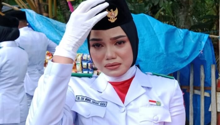 Tangis Haru Siswi SMAN 1 Lawa, Dipercaya Menjadi Pembawa Baki di HUT RI ke-79 Kabupaten Mubar