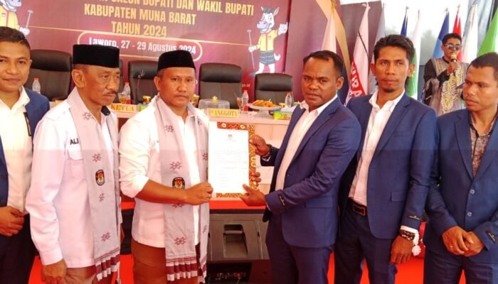 Lawan Kotak Kosong, Berkas La Ode Darwin – Ali Basa Diterima KPU Mubar dan Dinyatakan Lengkap