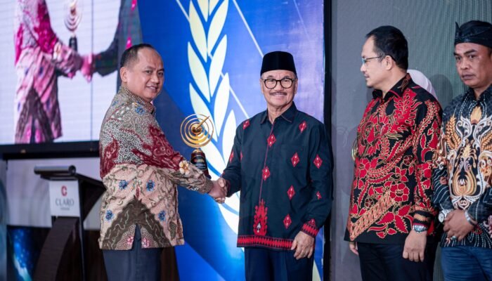 Berbagai Kesuksesan Membangun Konsel, Surunuddin Terima Award sebagai Tokoh Inovatif Pembangunan Daerah