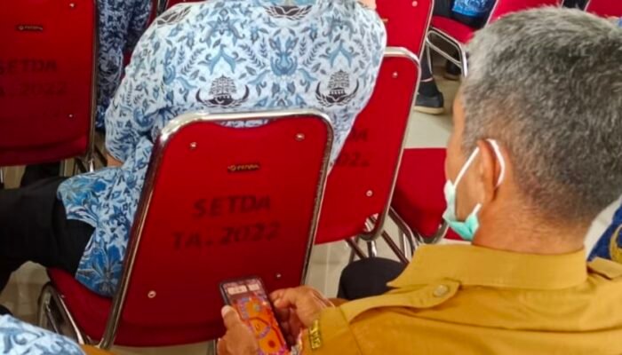 Puluhan ASN Asyik Bermain Game dan Facebook saat Pj Bupati Muna Barat Beri Sambutan di Kegiatan Korpri
