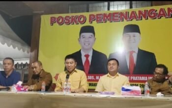 Pasangan Irham Kalenggo-Wahyu Ade Pratama Imran saat mengadakan konferensi pers.