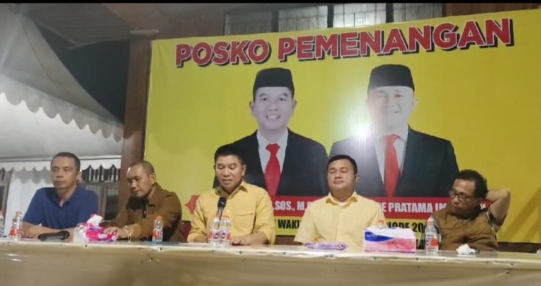 Pasangan Irham Kalenggo-Wahyu Ade Pratama Imran saat mengadakan konferensi pers.