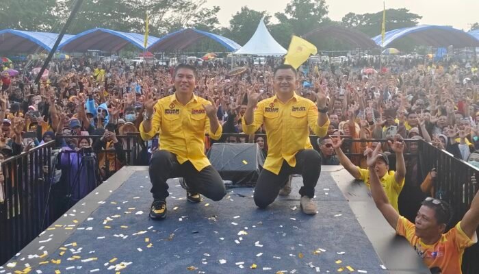Diguyur Hujan, Tak Menyurutkan Niat Tulus Puluhan Ribu Warga Konsel Ikuti Kampanye Irham-Wahyu
