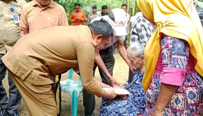 Pj Bupati Muna Barat Salurkan Bantuan kepada 14 Warga Korban Bencana