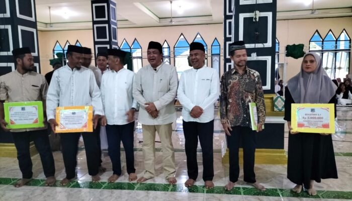 Pahri Yamsul Bagikan Dana Hibah Keagamaan dan Beasiswa Prestasi