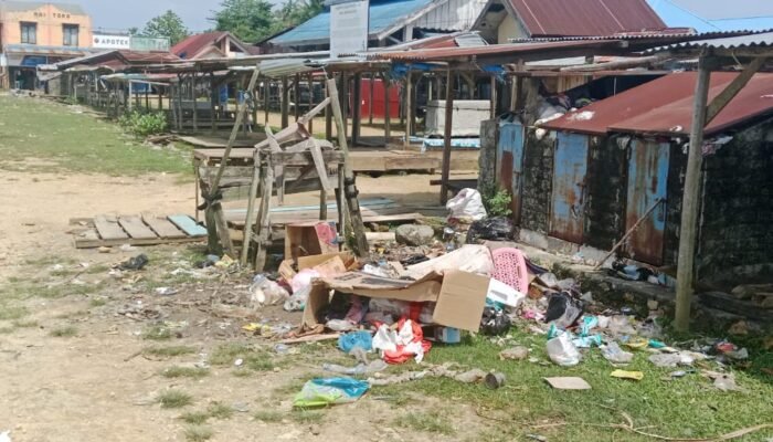 Sampah di Pasar Guali Menumpuk, DLH Muna Barat Tutup Mata