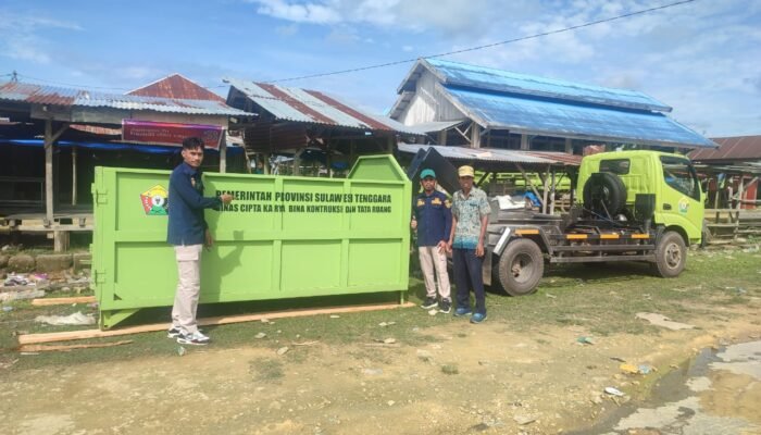 Atasi Masalah Sampah, Pahri Yamsul Datangkan Dua Armada Pengangkut Sampah di Muna Barat