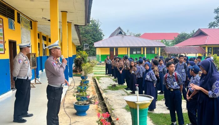 Satlantas Polres Konsel Gelar Sosialisasi Keselamatan Berlalu Lintas dan Bagikan Buku Panduan Cara Berkendara ke Pelajar