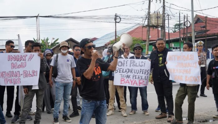 AJI Kendari-IJTI Sultra Gelar Aksi Unjuk Rasa Protes Dua Jurnalis Dipaksa Jadi Saksi