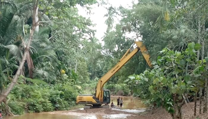 PT GMS Normalisasi Sungai Laonti Sepanjang Enam Kilometer