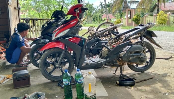 Diduga Isi Bensin Oplosan, Puluhan Motor di Desa Lakandito Mogok