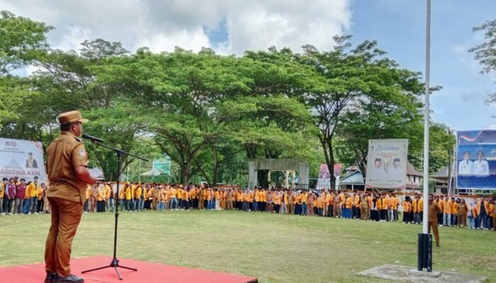 Bupati La Ode Darwin Lepas 821 Mahasiswa UHO KKN di Muna Barat