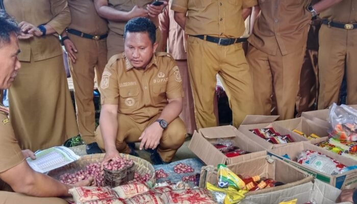 Bupati La Ode Darwin Sidak di Pasar Lawa, Temukan Harga Sembako Naik