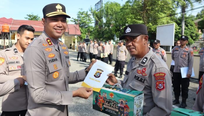 Tingkatkan Motivasi dan Semangat Kerja, Kapolres Kolaka Bagikan THR ke Seluruh Personel