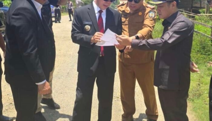 ASR Tinjau Langsung Jalan Rusak di Konsel, Janji Aspal Ruas Jalan Provinsi