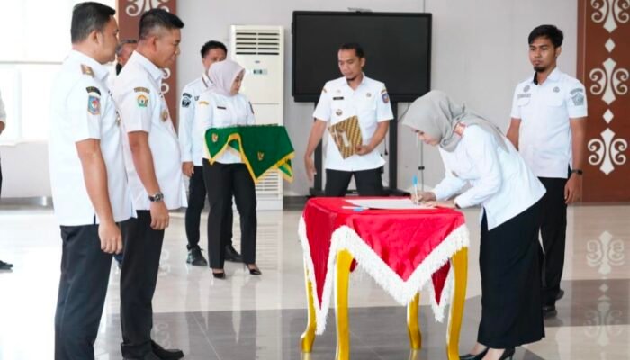 Menuju Konsel ‘SETARA’ Bupati dan Wakil Bupati Hingga Pimpinan OPD Bersepakat Tanda Tangani Perjanjian Kinerja