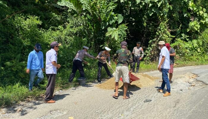 Satlantas Polres Konsel Lakukan Aksi Perbaikan Jalan Demi Kelancaran Arus Mudik Lebaran