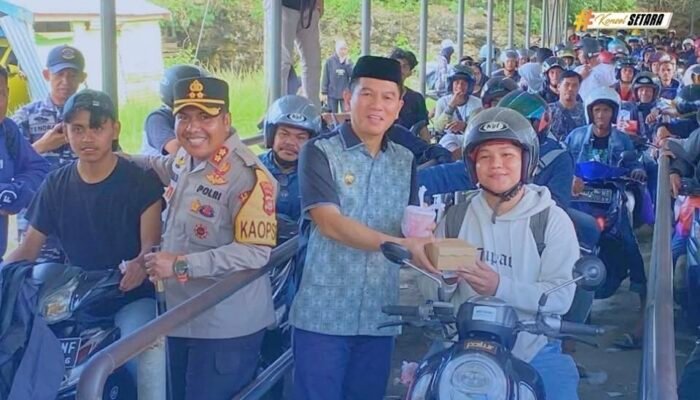 Bupati Irham Kalenggo Bersama Kapolres Konsel Bagikan Takjil bagi Pemudik di Pelabuhan Torobulu