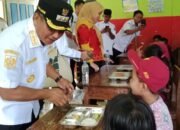 Bupati La Ode Darwin Bagikan Makanan Bergizi Gratis untuk Dua Ribu Siswa di Barangka