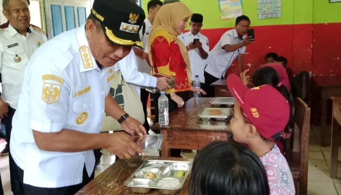 Bupati La Ode Darwin Bagikan Makanan Bergizi Gratis untuk Dua Ribu Siswa di Barangka