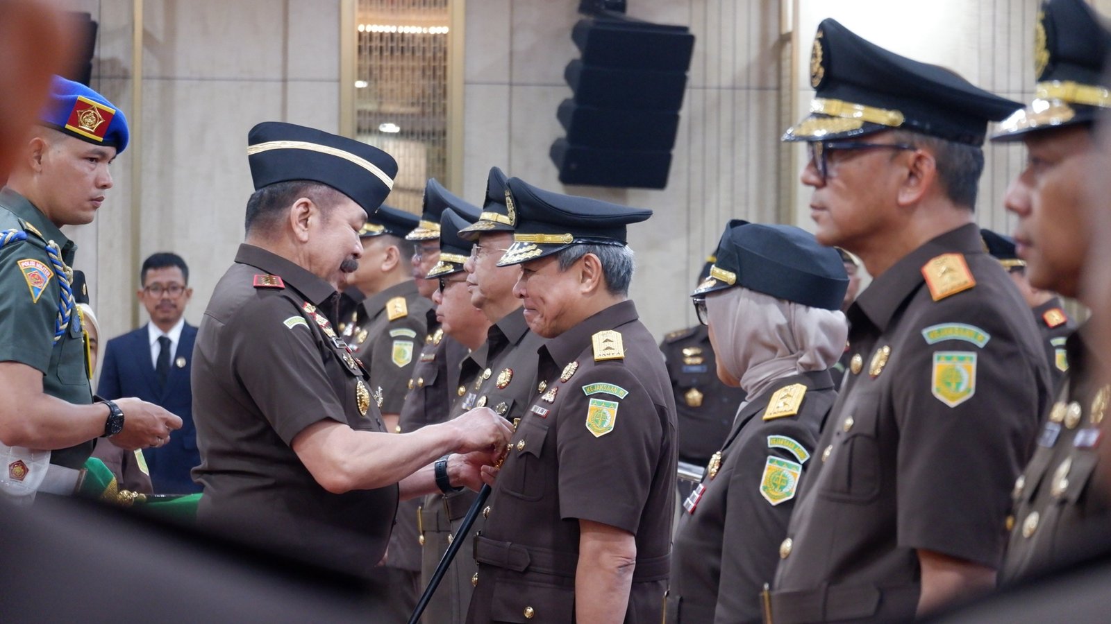 Jaksa Agung RI, ST Burhanuddin melantik sejumlah Kepala Kejaksaan Tinggi dan Pejabat Eselon II di Lingkungan Kejaksaan Agung.