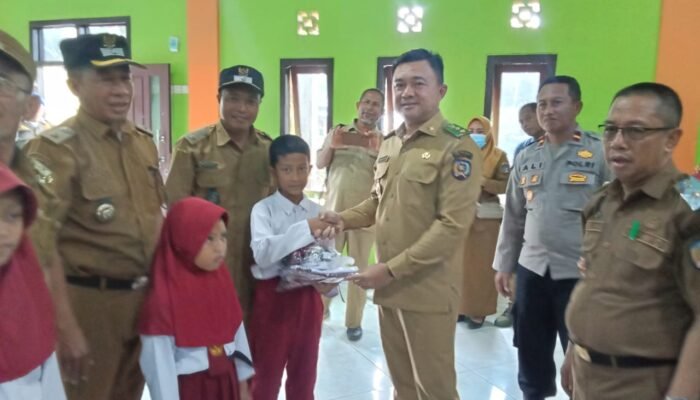 Pemda Konawe Selatan Realisasikan Penyaluran Seragam Sekolah Gratis
