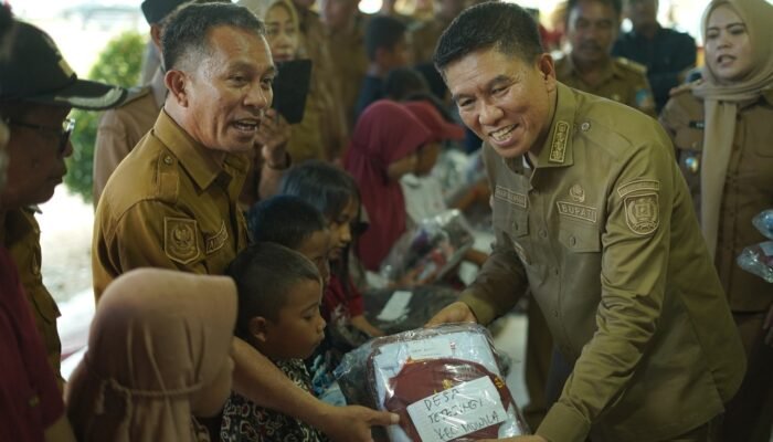 Komitmen Irham Kalenggo di Dunia Pendidikan Ribuan Seragam Sekolah SD-SMP Disalurkan