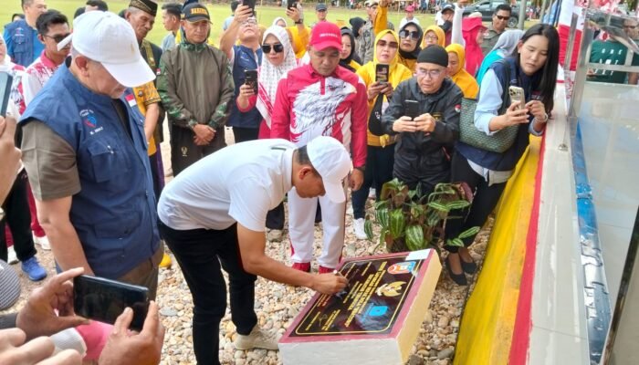 Kolaborasi PT Ifishdeco Tbk Bangun Tribun Lapangan Mbatono, Diresmikan Bupati Irham Kalenggo