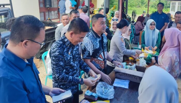 Bupati Irham Kalenggo Bersama Wabup Wahyu Kompak jadi Pedagang Layani Pembeli dalam GPM di Konda