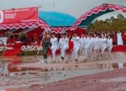 Diguyur Hujan, Lumpur dan Genangan Air Tak Surutkan Niat Paskibra Kapoiala Kibarkan Sang Saka Merah Putih