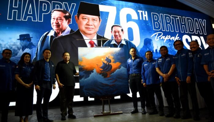 Rayakan HUT Partai Demokrat ke-24, SBY Serahkan Lukisan ‘Only The Strong’ Kepada Kader Demokrat