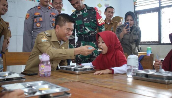 Sambut Program Presiden Prabowo Subianto, Irham Kalenggo Luncurkan MBG di Konsel