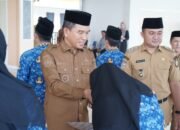Bupati Irham Kalenggo Serahkan SK PNS dan Teken SK PPPK Tahap II