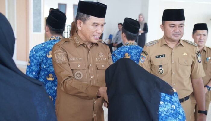 Bupati Irham Kalenggo Serahkan SK PNS dan Teken SK PPPK Tahap II