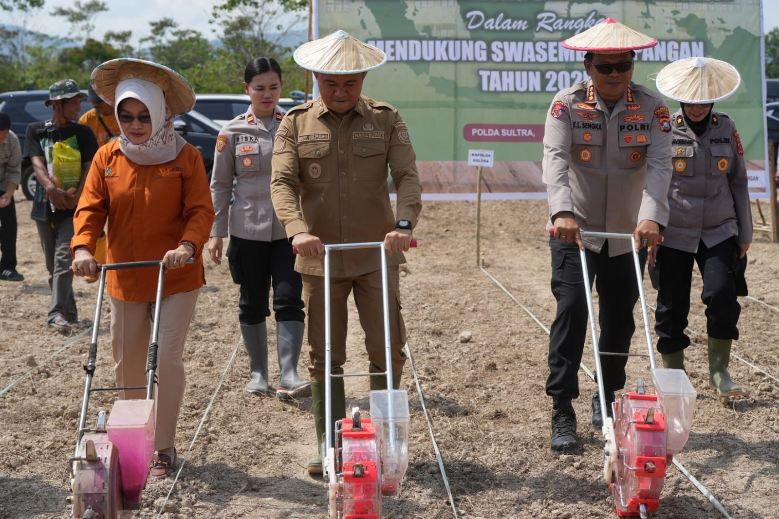 Wakil Bupati Konawe Selatan, H Wahyu Ade Pratama Imran SH bersama jajaran Polda Sultra dan Kapolsek Konda, Dr Ribka Diana Linsay Siwi SH MM saat penanaman jagung serentak kuartal IV di Desa Lamomea. Kegiatan itu sebagai aksi nyata program Presiden Prabowo Subianto dalam mewujudkan swasembada pangan, Rabu (8/10/2025).