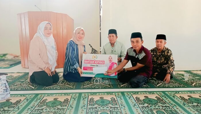 Anggota DPD-RI, Leni Andriani Surunuddin Serahkan Bantuan Pembangunan Masjid di Desa Ulusena