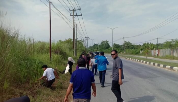 Pegawai Sekretariat DPRD Kota Kendari dan Mahasiswa Magang Kompak Aksi Bersih-Bersih di Jalan Madusila