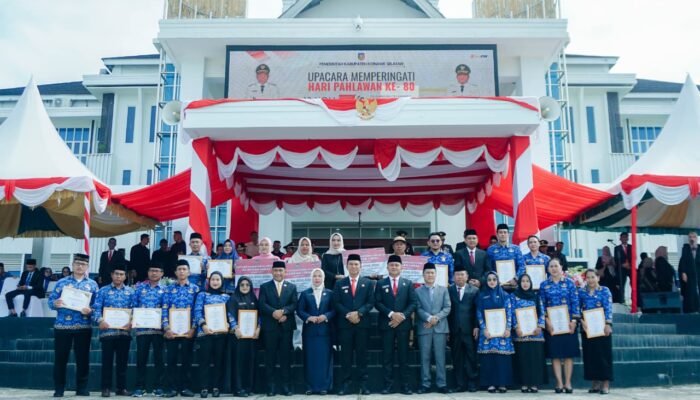 Momentum Hari Pahlawan, Bupati Irham Kalenggo Berikan Hibah Sanggar Seni dan Penghargaan Tenaga Kesehatan