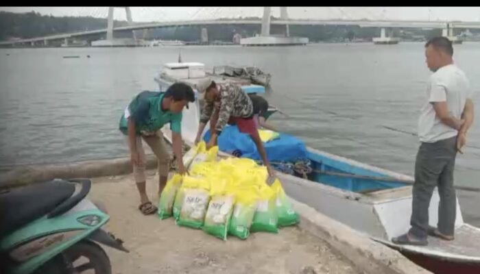 Personel Polsek Laonti Salurkan Bantuan Beras ke Warga Tanjung Lemo