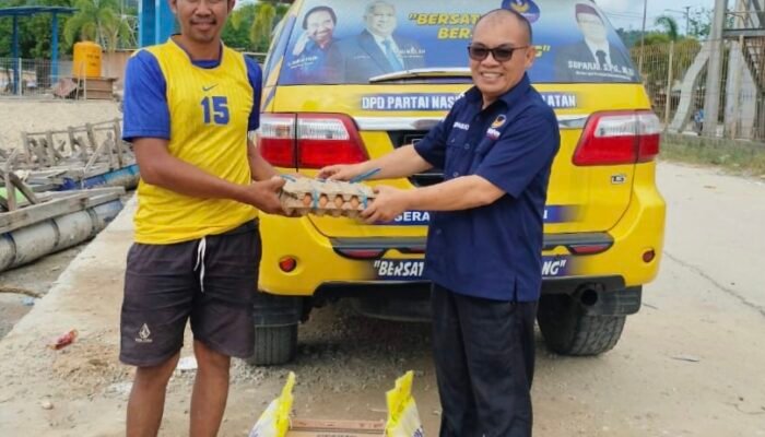 Dipimpin Supardjo, Pengurus dan Anggota DPRD Salurkan Bansos di HUT Partai NasDem ke-14