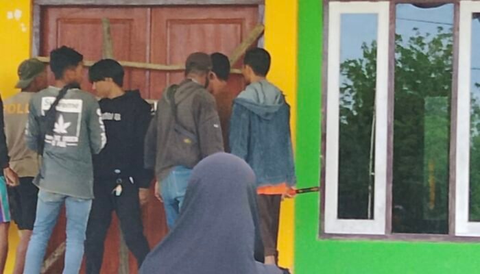Warga Desa Bangun Jaya Segel Kantor Desa, Hingga Laporkan di Kejari Dugaan Korupsi Dana Desa