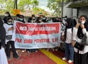 Puluhan Guru dan Orang Tua Murid Datangi PN Kendari, Desak Vonis Bebas Guru Mansyur