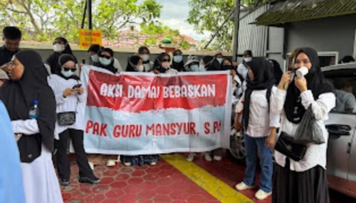 Puluhan Guru dan Orang Tua Murid Datangi PN Kendari, Desak Vonis Bebas Guru Mansyur